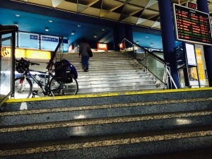 Wejście na perony na dworcu w Ostravie